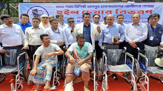 ৩শ’ শয্যা হাসপাতালের রোগীদের সেবায় জেলা প্রশাসনের হুইল চেয়ার বিতরণ