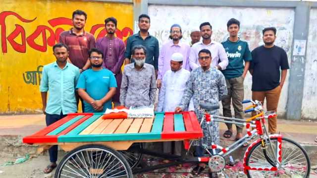 অসচ্ছল ব্যক্তিকে ভ্যানগাড়ি দিয়ে স্বাবলম্বী করলো 'শ্লোগান'