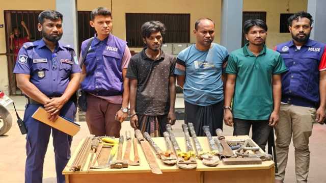 রূপগঞ্জে ৩ ডাকাত গ্রেপ্তার, বিপুল পরিমান দেশীয় অস্ত্র উদ্ধার
