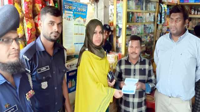 ফতুল্লায় নিষিদ্ধ ঘোষিত পলিথিন ব্যাগের ব্যবহার ও বাজারজাতকরণ বন্ধে অভিযান জরিমানা