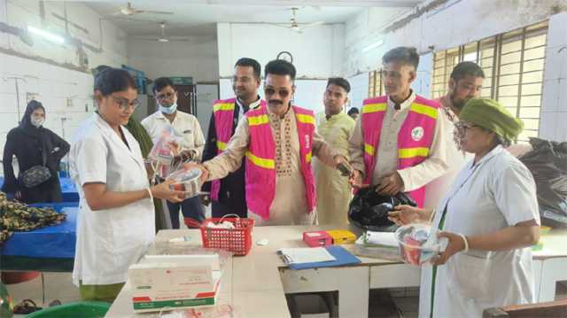 ঈদের সকালে রোগী, নার্স ও ট্রাফিক পুলিশের  সঙ্গে টিম খোরশেদ’র শুভেচ্ছা বিনিময় 
