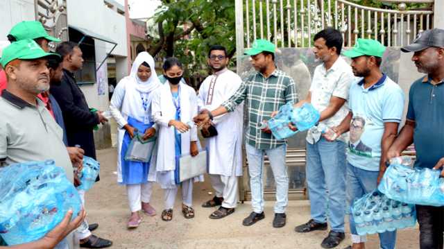 অধ্যাপক মামুন মাহমুদের পক্ষে সিদ্ধিরগঞ্জে এসএসসি পরীক্ষার্থীদের পানি বিতরণ