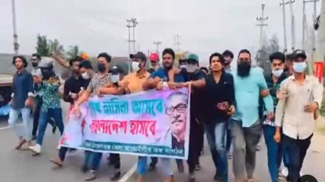 সোনারগাঁয়ে নিষিদ্ধ ছাত্র সংগঠন ছাত্রলীগের মিছিল  