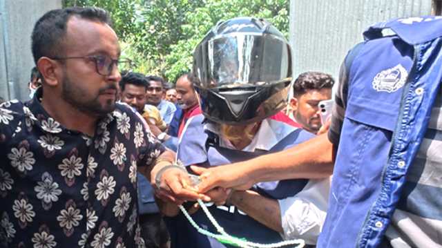 আড়াইহাজারে স্ত্রীকে গলা কেটে হত্যা, স্বামী আটক  