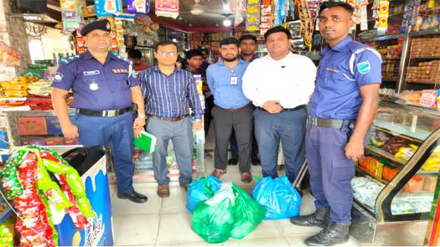 ফতুল্লায় পরিবেশ অধিদপ্তরের অভিযানে নিষিদ্ধ পলিথিন জব্দ, ২ প্রতিষ্ঠানকে জরিমানা