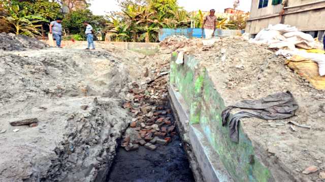 ফতুল্লায় ডাইং কারখানায় মাটি চাপা পড়ে শ্রমিক নিহত, আহত ৩