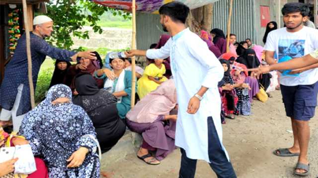 সোনারগাঁয়ে পরীক্ষার্থীদের বিশুদ্ধ খাবার পানি দিল বৈষম্য বিরোধী ছাত্র আন্দোলন 