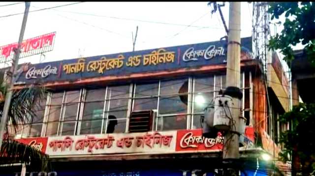 রূপগঞ্জে রেস্টুরেন্টের সাইনবোর্ডে কোকাকোলার নাম থাকায় ইট পাথর নিক্ষেপ, ভাংচুর 