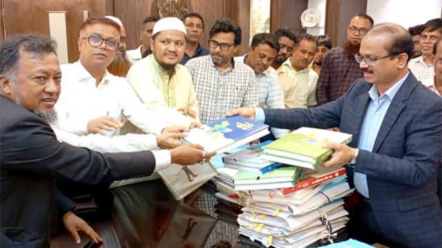 নাসিক প্রশাসককে চব্বিশের শহীদদের স্মরণে স্মারক বই দিলো জামায়াত