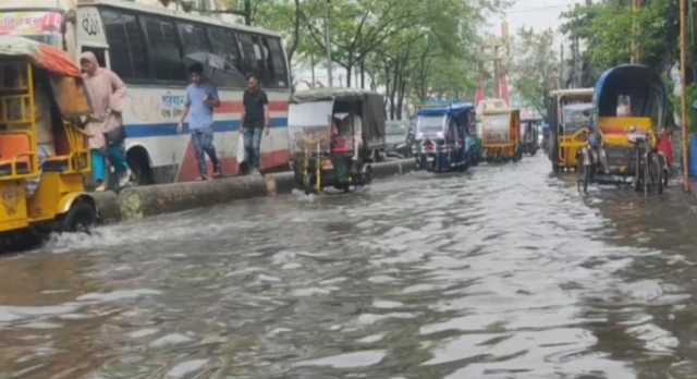 বৃষ্টিতে বিপন্ন নারায়ণগঞ্জ শহর, জলাবদ্ধতায় নাকাল জনজীবন 