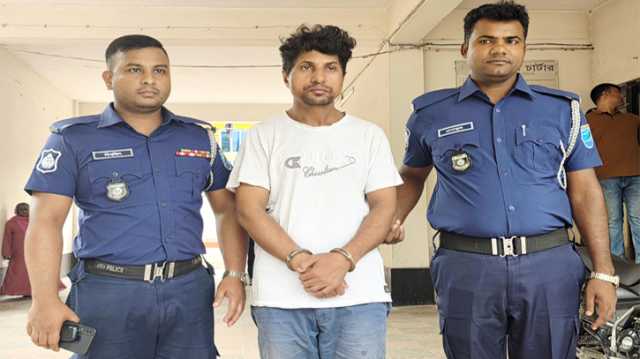 ফতুল্লায় ৪ স্কুলছাত্রীকে আটকে রেখে ধর্ষণ, খন্ডকালীন শিক্ষক গ্রেপ্তার