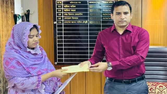 স্বামী পরিত্যক্ত অদম্য নারীর পাশে ইউএনও জাফর সাদিক চৌধুরী