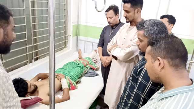 যুবলীগ সন্ত্রাসীর হামলায় আহত শাহিনকে দেখতে গেলেন বাবু, শাস্তি দাবি