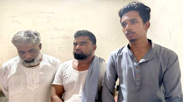 ফতুল্লায় আওয়ামী লীগের ৩ জনকে পুলিশে দিলো ছাত্র-জনতা