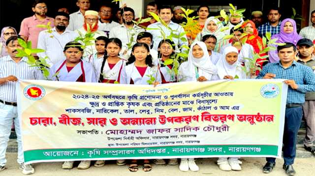 সদর উপজেলায় শিক্ষার্থীদের মাঝে ১০ হাজার গাছ বিতরণ