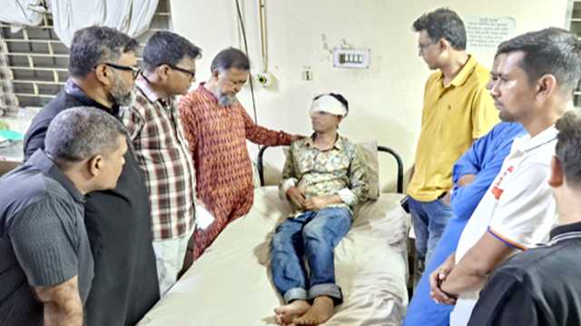 সন্ত্রাসী হামলায় আহত সাংবাদিক হৃদয়ের পাশে নারায়ণগঞ্জ বিএনপি 