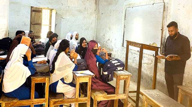 সোনারগাঁয়ে নববর্ষেও স্কুলে পাঠদান, প্রধান শিক্ষক বললেন অপরাধের কিছু নেই