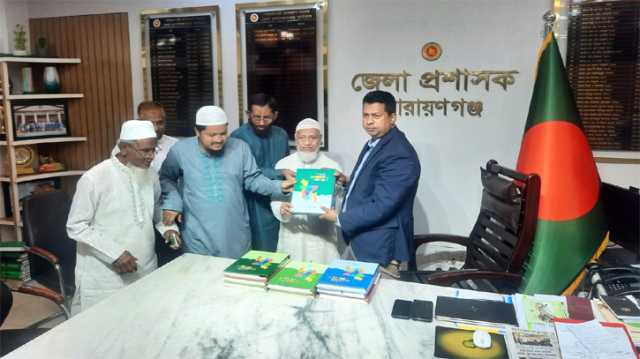 জেলা প্রশাসককে ২৪’র শহীদদের স্মারক দিল জামায়াত
