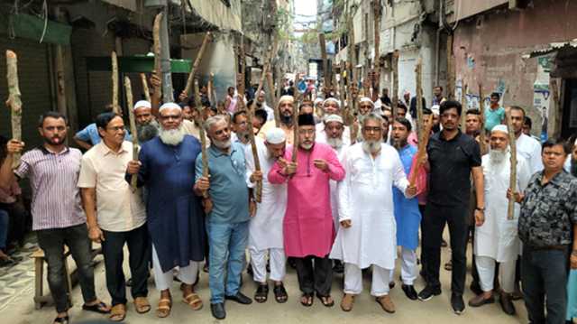 নারায়ণগঞ্জে সন্ত্রাস ও চাঁদাবাজদের বিরুদ্ধে ব্যবসায়ীদের লাঠি মিছিল