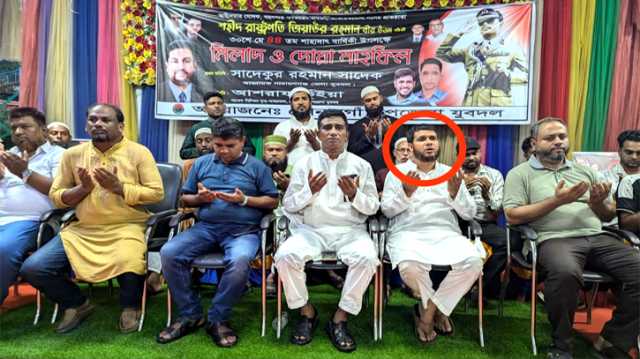 সোনারগাঁয়ে বহিষ্কৃত যুবদল নেতার সাথে একই মঞ্চে জেলা যুবদলের আহবায়ক, ক্ষোভ 