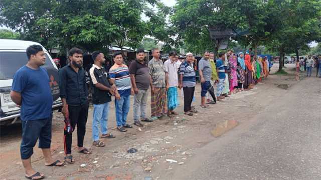 পিঠা ব্যবসায়ী শাকিলার অনৈতিক কর্মকাণ্ডে অতিষ্ঠ এলাকাবাসী, মানববন্