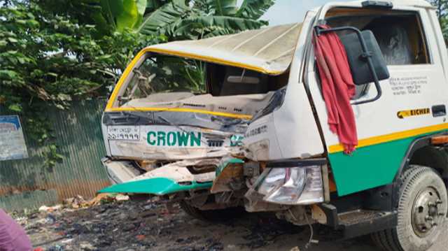 বন্দরে ক্রাউন সিমেন্টের গাড়ি নিয়ন্ত্রন হারিয়ে খাদে, আহত ১  