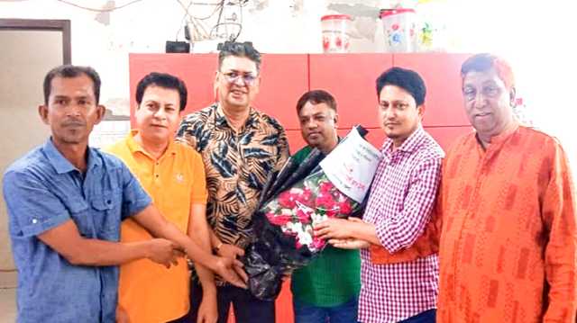 না’গঞ্জ প্রেসক্লাবের নির্বাচিত কমিটিকে বাংলাদেশ  রিপোর্টার্স ক্লাব ট্রাস্টের ফুলেল শুভেচছা