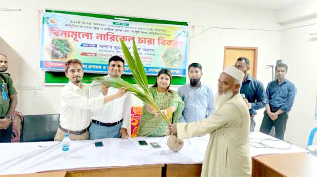 সোনারগাঁয়ে কৃষকদের ফলজ চারা ও সার বীজ বিতরণ