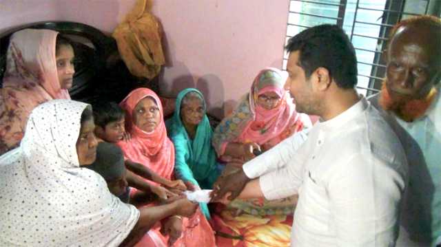 আড়াইহাজারে মোকারমের পরিবারকে তারেক রহমানের পক্ষে আজাদের আর্থিক সহায়তা  