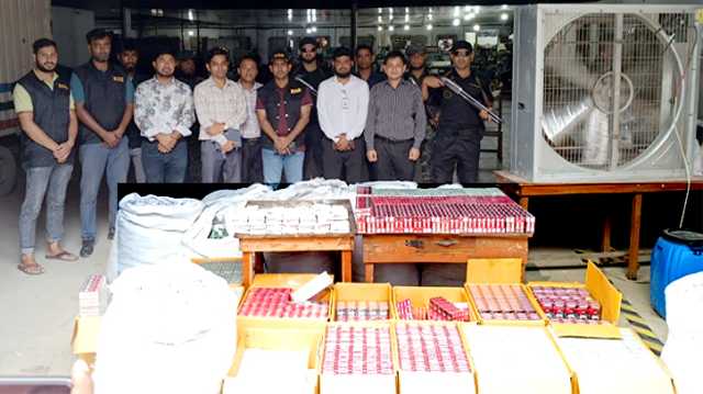 সিদ্ধিরগঞ্জে রাজস্ব ফাঁকি দিয়ে অবৈধ সিগারেট বাজারজাত : জরিমানা, কারাদণ্ড 