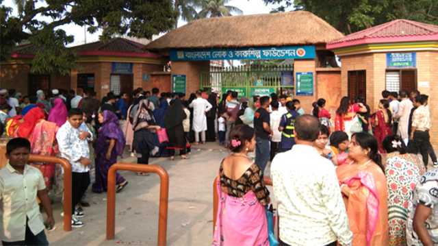 ঈদের ছুটিতে সোনারগাঁয়ে পর্যটকদের উপচে পড়া ভিড়