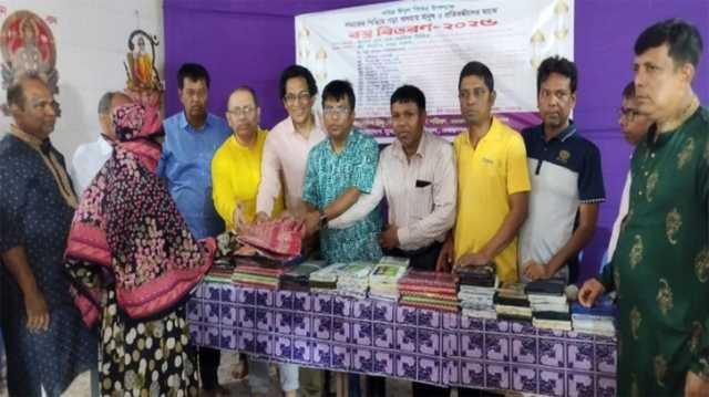 পবিত্র ঈদুল ফিতর উপলক্ষে না'গঞ্জে ঐক্য পরিষদের বস্ত্র বিতরণ 