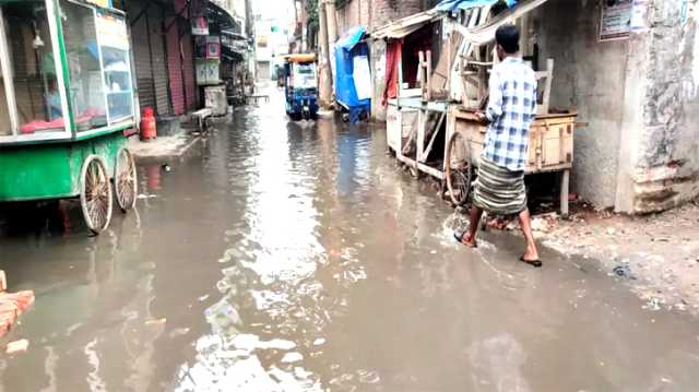 ফতুল্লার মুসলিমনগরে পানি নিষ্কাশনের অভাবে জলাবদ্ধতা, দূর্ভোগ চরমে