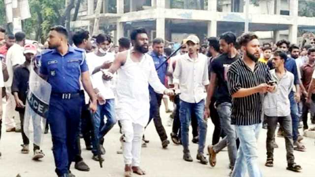 ফতুল্লায় পশুর হাটের দরপত্র নিয়ে দফায় দফায় সংঘর্ষে আহত ২০, আটক ৮