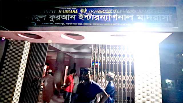 সিদ্ধিরগঞ্জে বলৎকারের অভিযোগে মাদ্রাসা শিক্ষককে গণপিটুনি, পুলিশে সোপর্দ