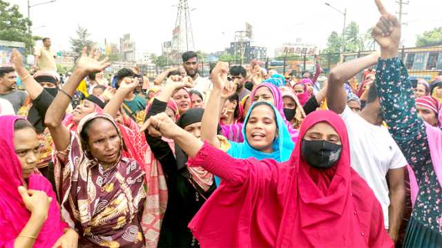 সোনারগাঁয়ে বেতনের দাবিতে মহাসড়ক অবরোধ, শ্রমিক বিক্ষোভ