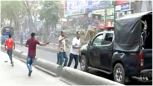 আইভীকে বহনকারী পুলিশের গাড়িতে হামলা, ককটেল বিস্ফোরণ