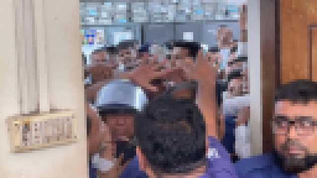 না’গঞ্জ আদালতের এজলাসের প্রবেশমুখে সাবেক আইনমন্ত্রীকে মারধর (ভিডিও)