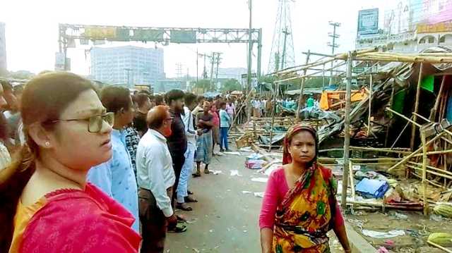 কাঁচপুরে মহাসড়কের পাশে থেকে শতাধিক দোকান-বাস কাউন্টার উচ্ছেদ