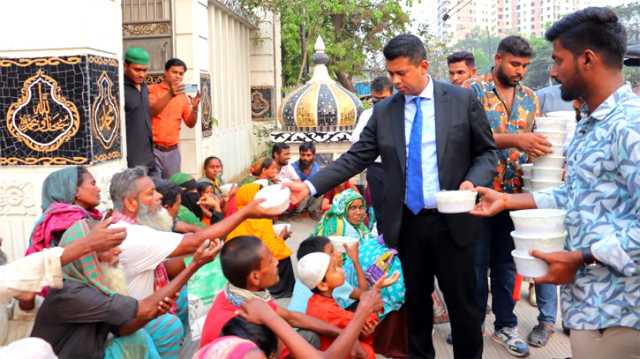 অসহায়দের মাঝে মানবিক ডিসি জাহিদুল ইসলামের ইফতার বিতরণ 