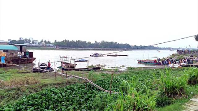 বন্দরের সন্ত্রাসী তৎপরতায় দুই খেয়াঘাটে নৌকা চলাচল বন্ধ, দুর্ভোগ