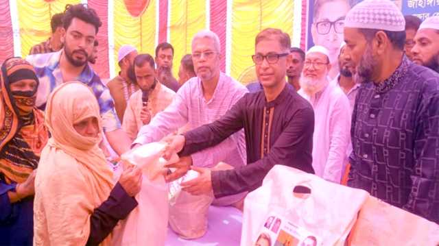 সিদ্ধিরগঞ্জে তারেক রহমানের ঈদ উপহার পেল ২'শ ৫০ পরিবার