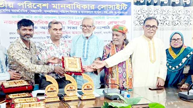 সাংবাদিকতায় বিশেষ অবদানের স্বীকৃতি স্বরূপ সাংবাদিক তোফাজ্জলকে সম্মাননা স্মারক প্রদান
