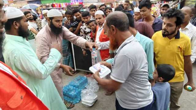 সিদ্ধিরগঞ্জে তিন শতাধিক রোজাদার পথচারীর মাঝে ইফতার বিতরণ