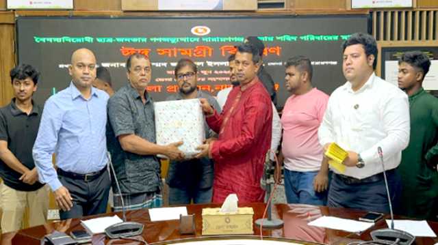শহীদ ২৫ পরিবার পেল জেলা প্রশাসনের ঈদ উপহার