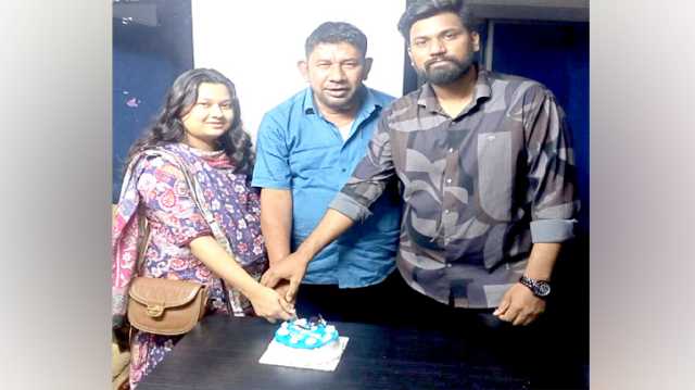 বাবাকে শুভেচ্ছা জানালেন খবর প্রতিদিনের সম্পাদকের কন্যা ইন্নি