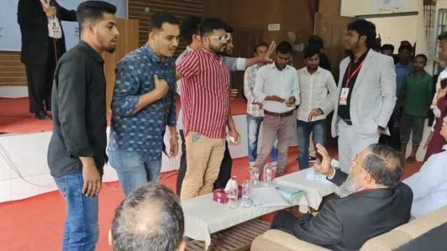 এবার তোলারাম কলেজে ছাত্রদলের তোপের মুখে হাতেম