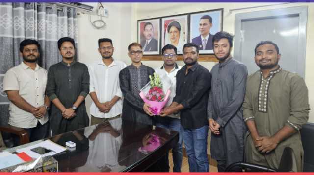 মামুন মাহমুদের সাথে ঢাবি হল শাখা ছাত্রদলের কমিটিতে স্থান পাওয়া সিদ্ধিরগঞ্জের নেতাদের শুভেচ্ছা বিনিময়