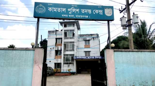 কামতাল তদন্ত কেন্দ্রের ভেতরে দারোগার কক্ষে সাংবাদিকের ওপর হামলা