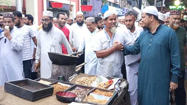 ফতুল্লার  শিবু মার্কেট এলাকায় মাও. জব্বারের গণসংযোগ,: ভোটারদের মন জয়ে ব্যস্ত প্রার্থী